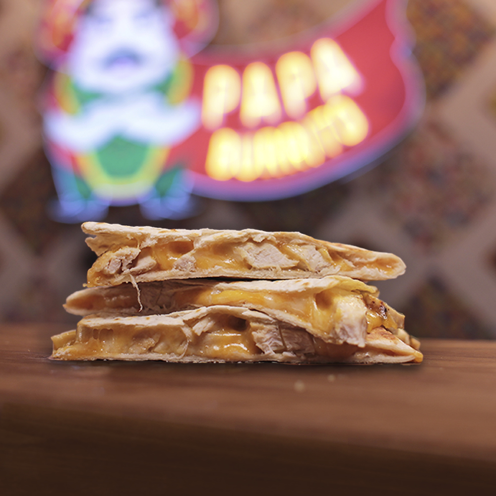 Wähle aus verschiedenen Zutaten und stelle dir leckere Quesadillas zusammen.