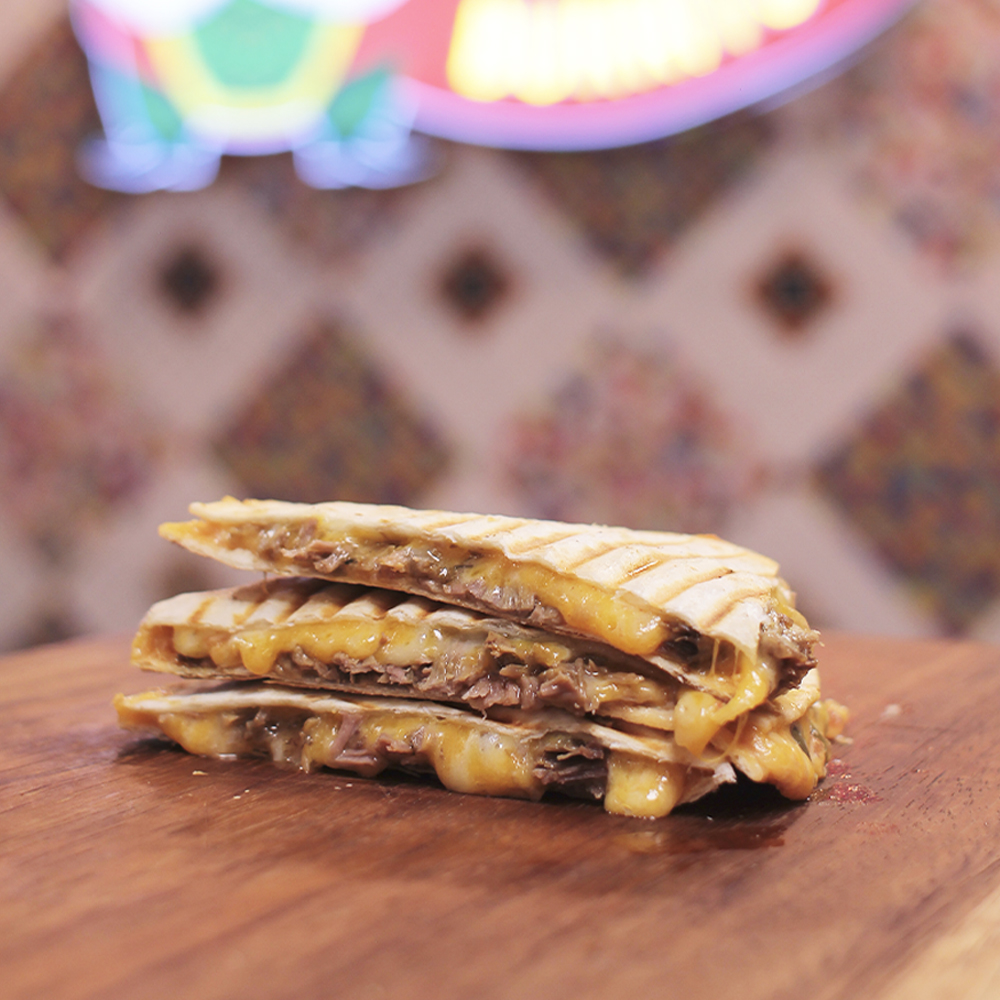 Wähle aus verschiedenen Zutaten und stelle dir leckere Quesadillas zusammen.