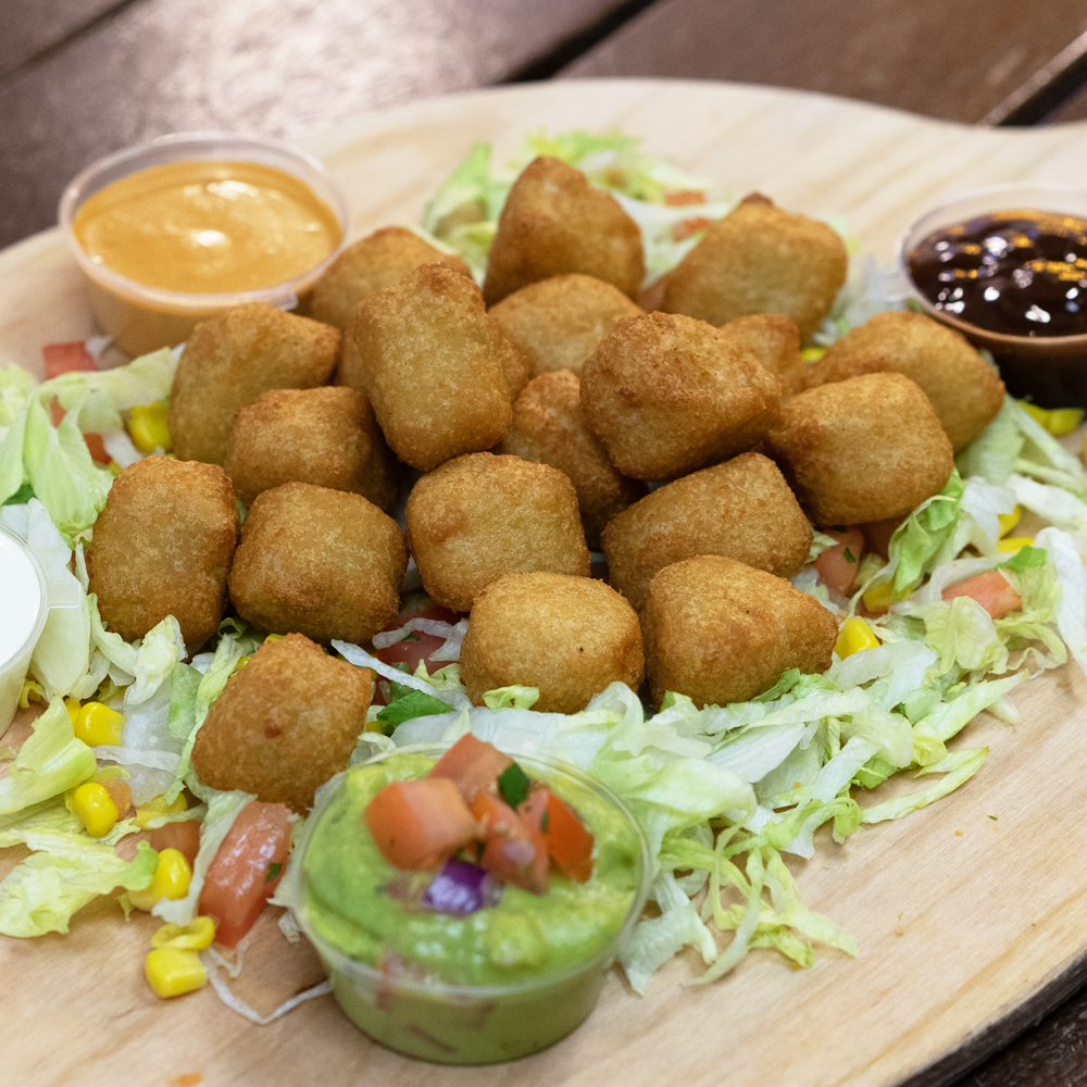 Bei Papa Burrito bekommst du Snacks, wie Chili Cheese Nuggets, frittierte Jalapeños mit Frischkäse, feine Chickenwings oder Chickennuggets.